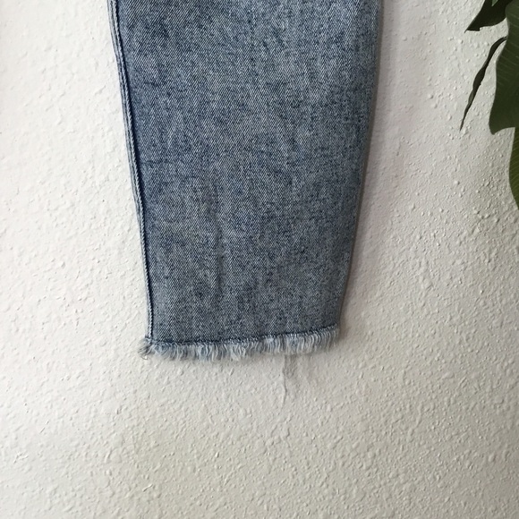 Hollister Ultra High-Rise Mom Jean - Picture 6 of 7
